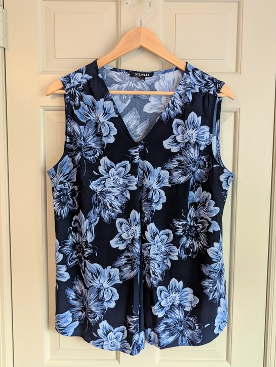 Roz & Ali Tops - Roz & Ali Navy Blue Floral Sleeveless Blouse V-Neck Pleated Front Size L